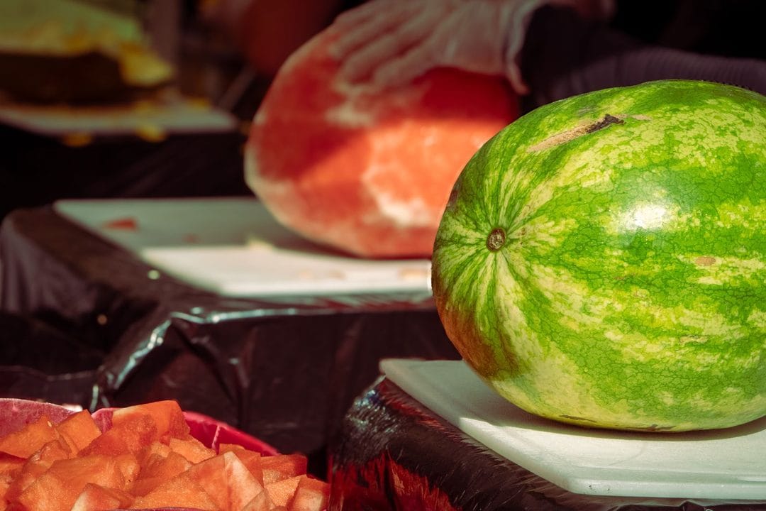 Pastèque entière sur un étal de marché