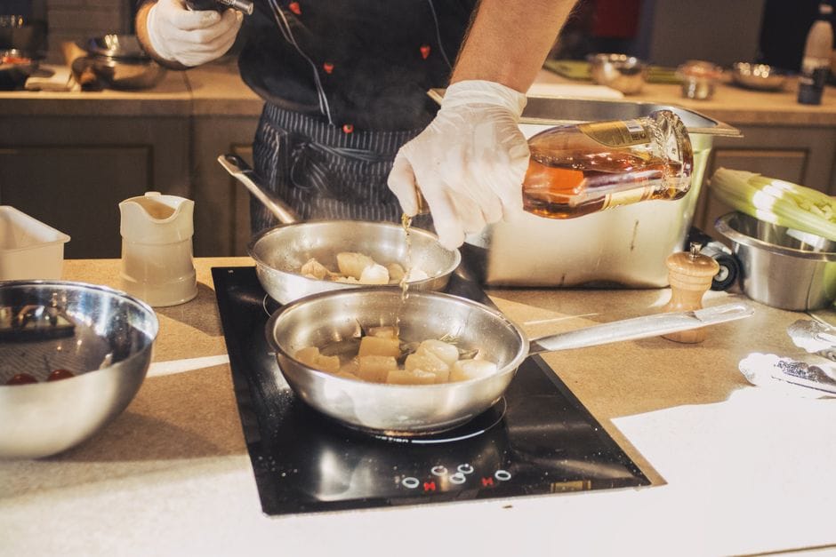 Le déglaçage : la sauce gratuite cachée au fond de la poêle