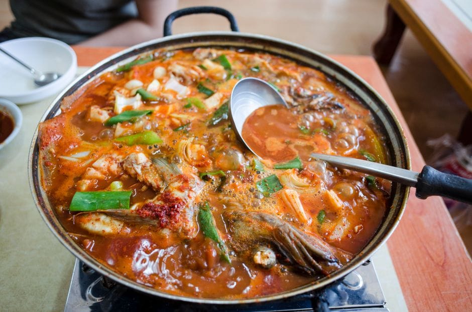 Le bouillon maison : la base qu'on jette à la poubelle sans le savoir