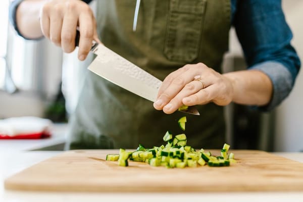 Le bouquet garni et le mirepoix : les bases invisibles du goût